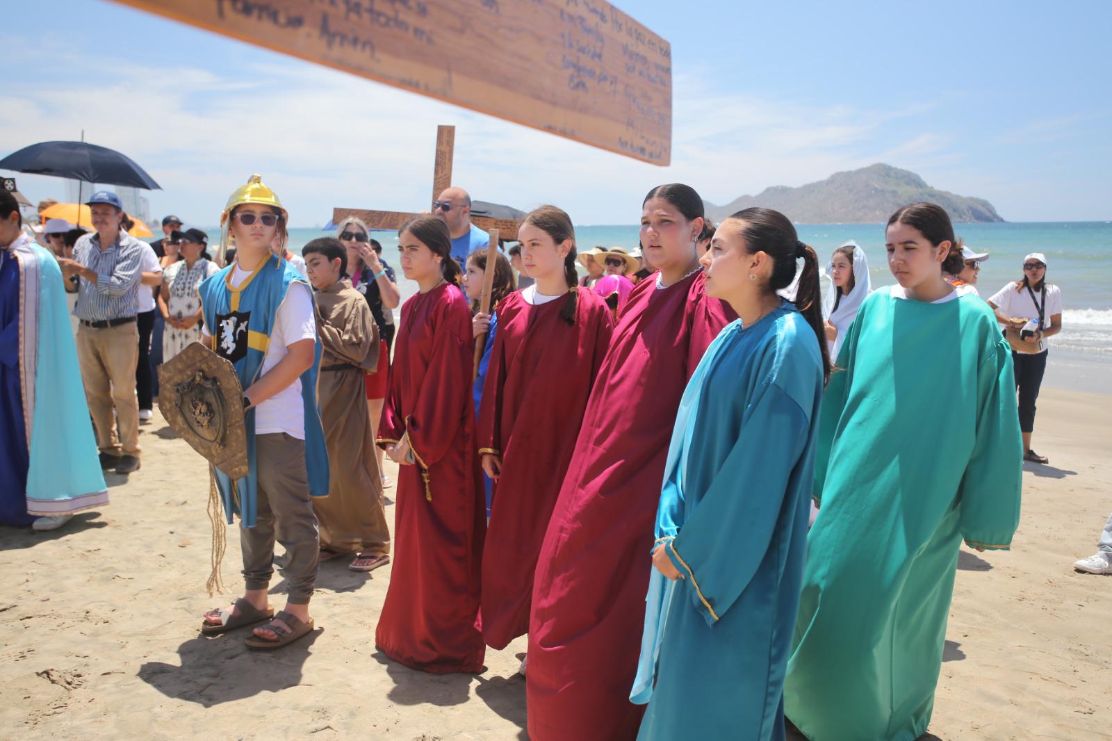 $!La representación de la Pasión de Cristo se realizó entre la arena y la brisa marina durante el Viernes Santo en Mazatlán.