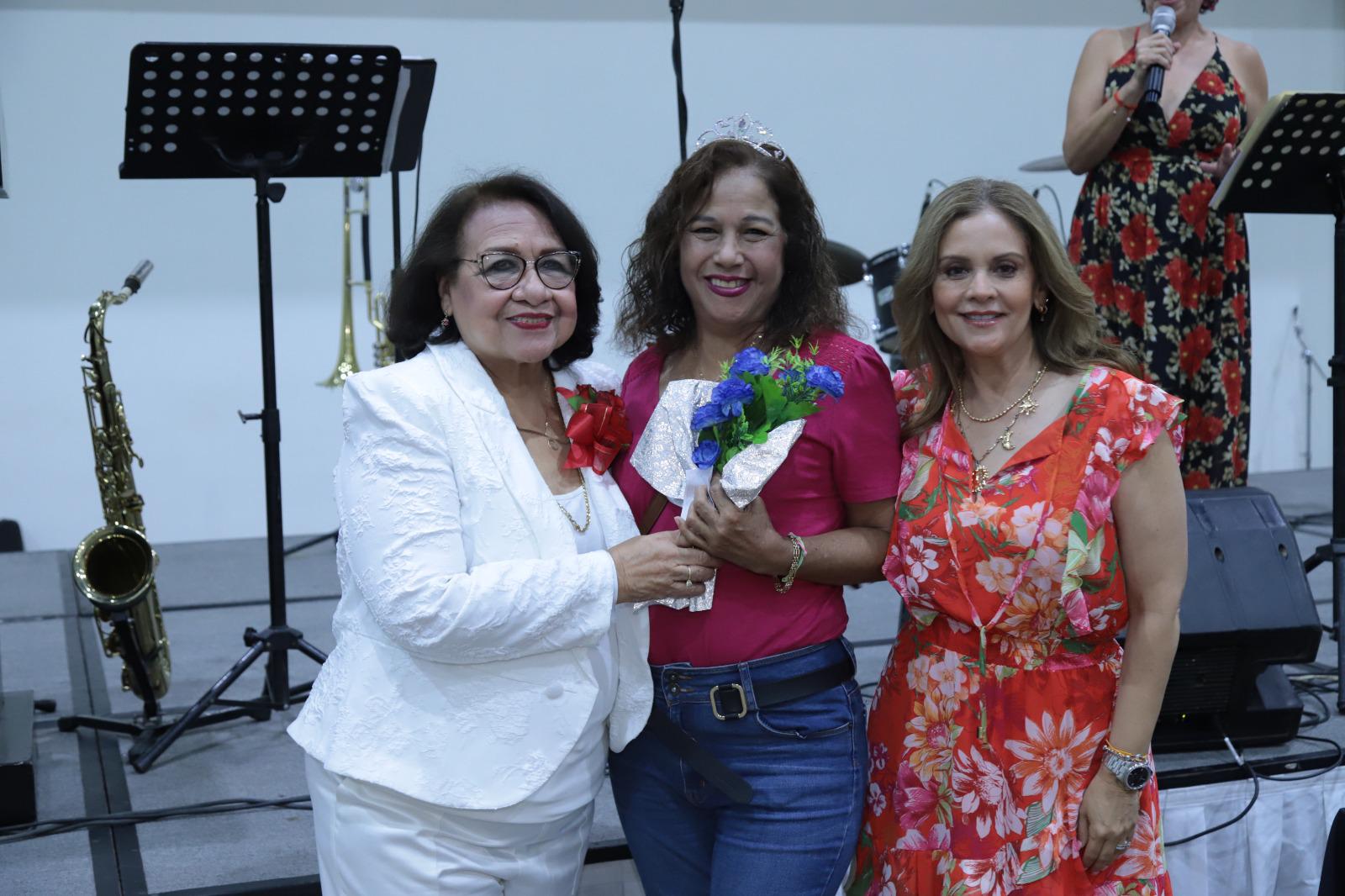$!Laura Delia Hernández y Fernanda Rivera entregan la corona a Ana María Cortés.