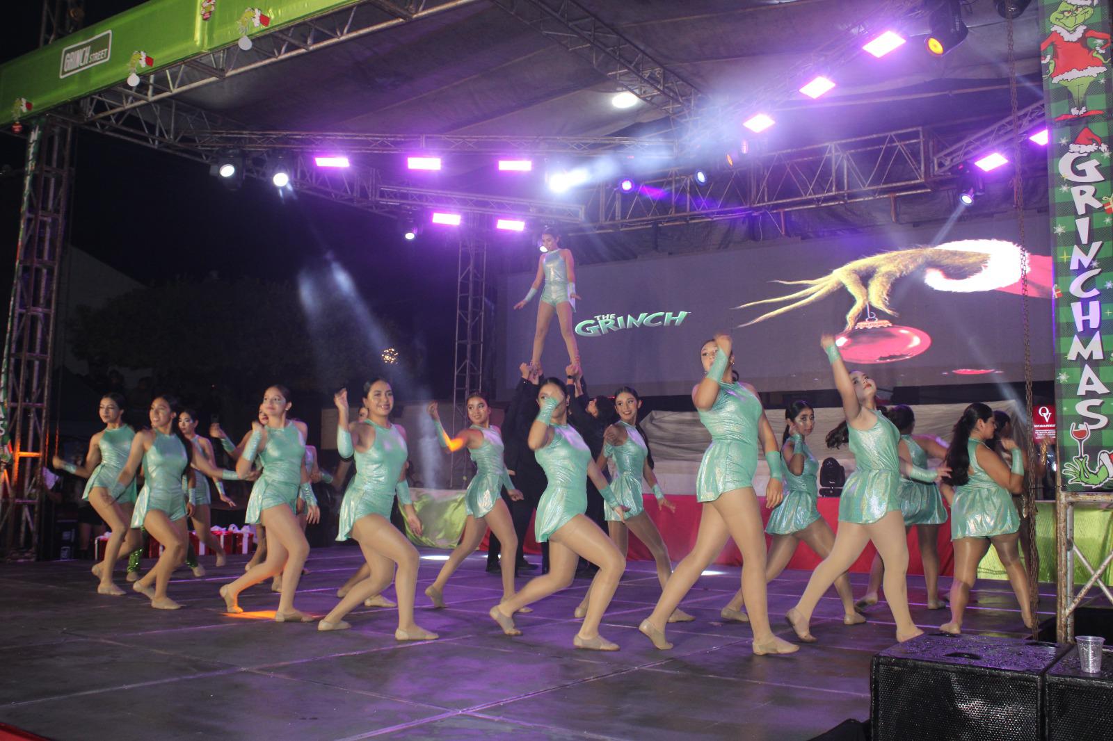 $!Lluvias no frenan desfile de luces y gala navideña en Rosario