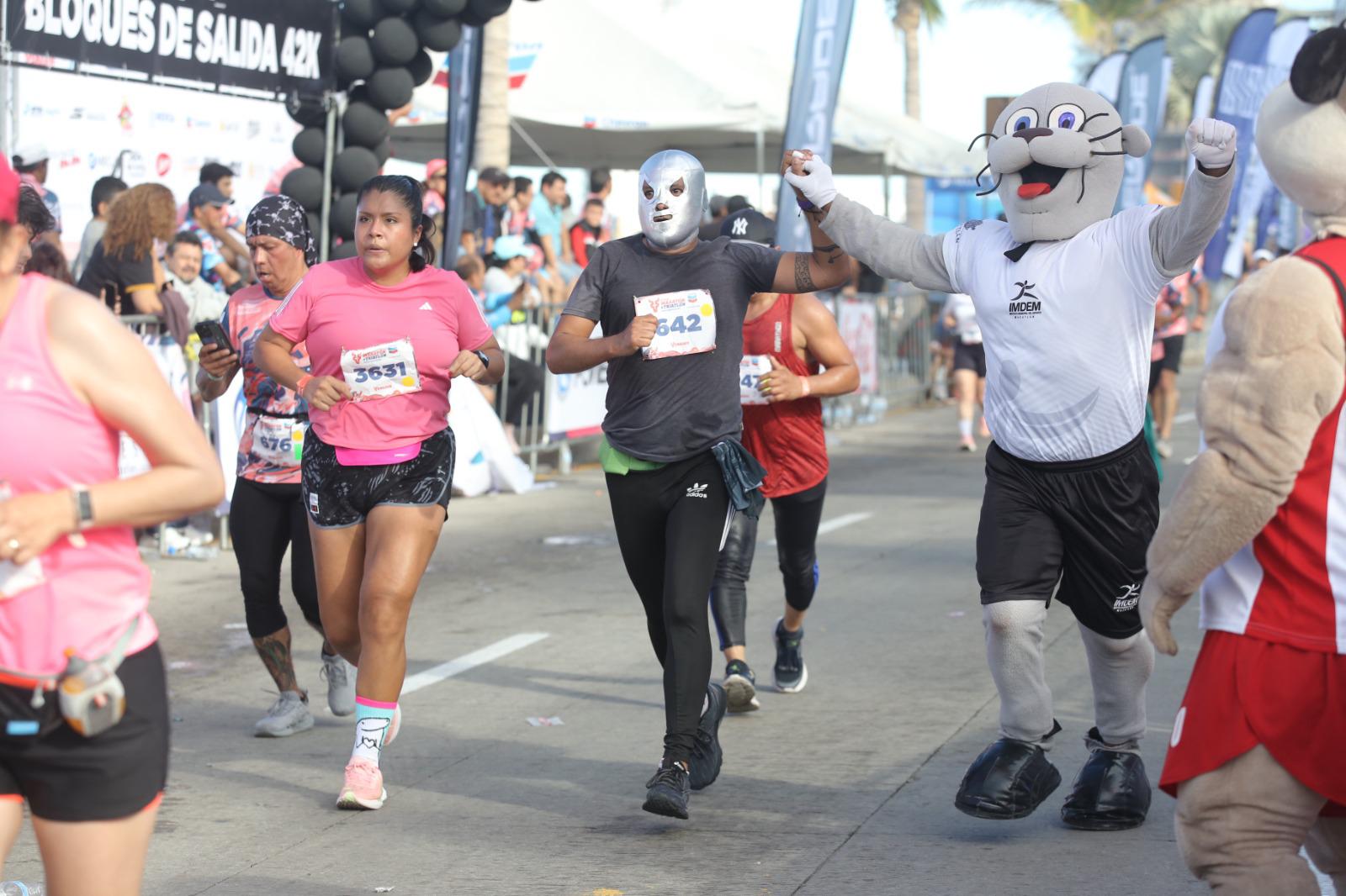 $!Rodrigo González y Elvia Carranco imponen su ritmo en los 5K del Gran Maratón Pacífico