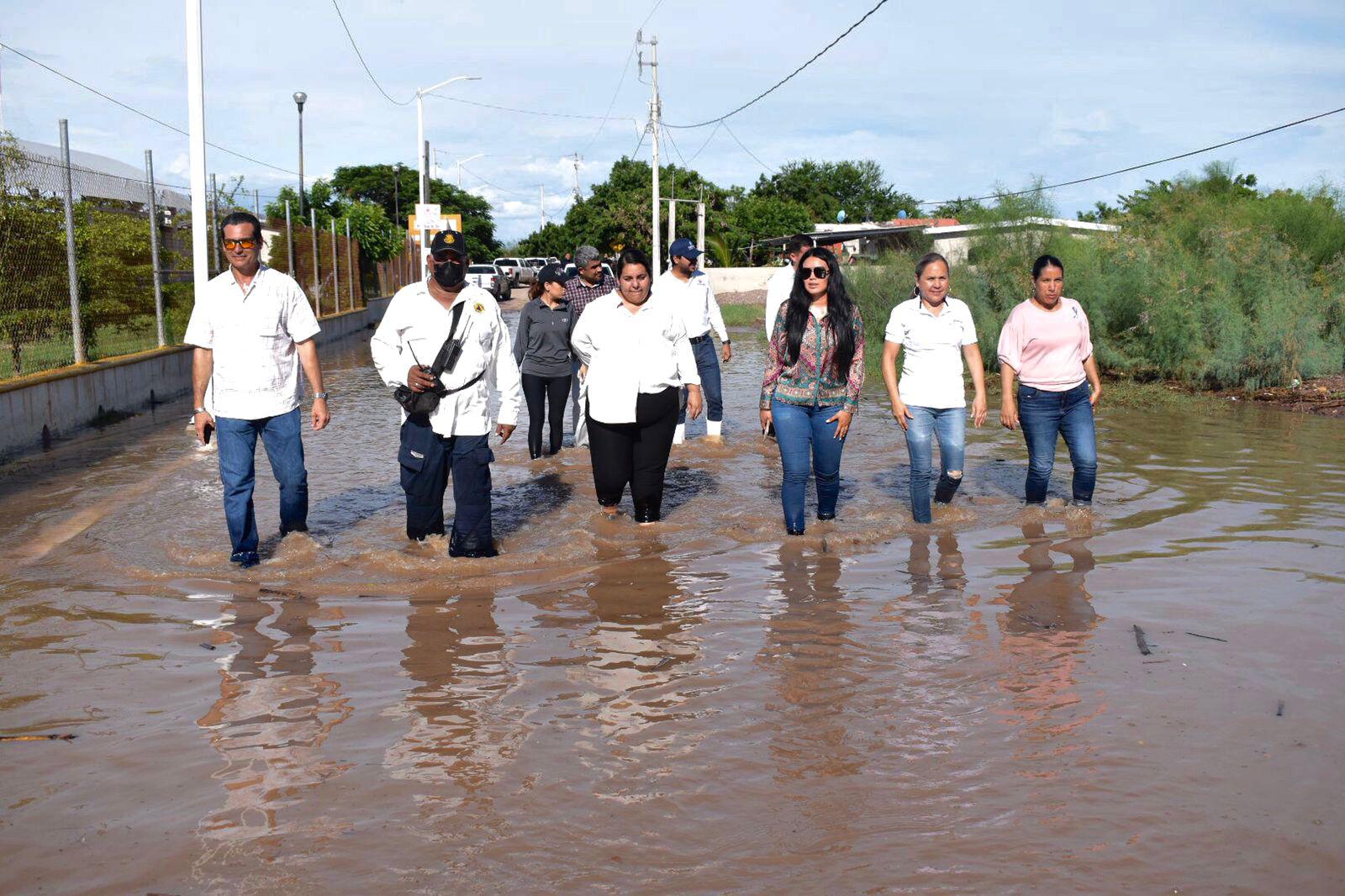 $!Gobierno de Elota entrega apoyos a familias afectadas por lluvias del martes