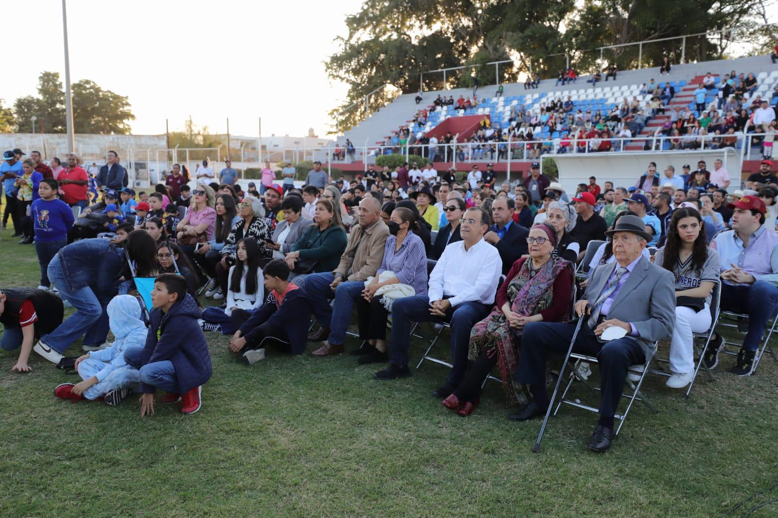 $!María del Rosario Espinoza es aclamada en Guasave