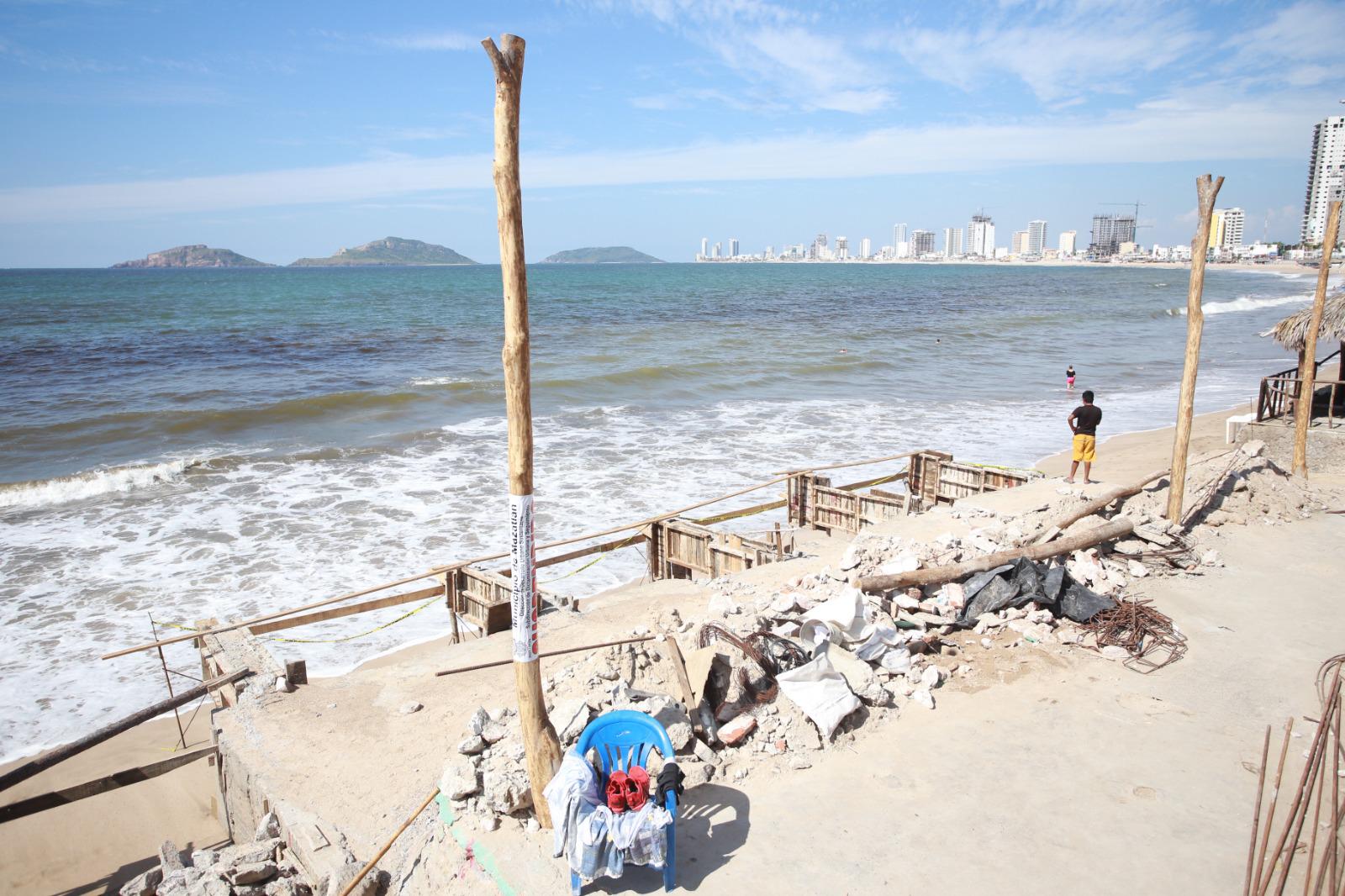 $!Llama Alcalde a poner un alto a las concesiones en playas de Mazatlán
