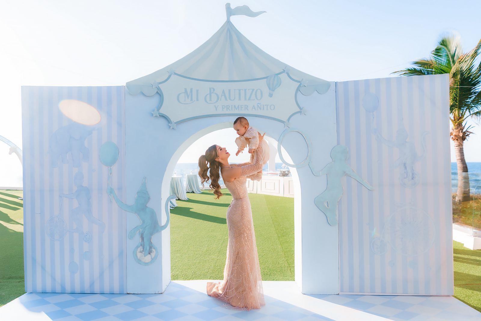 $!Alejandro Carlos en brazos de su mamá Alejandra Escobedo de Álvarez.