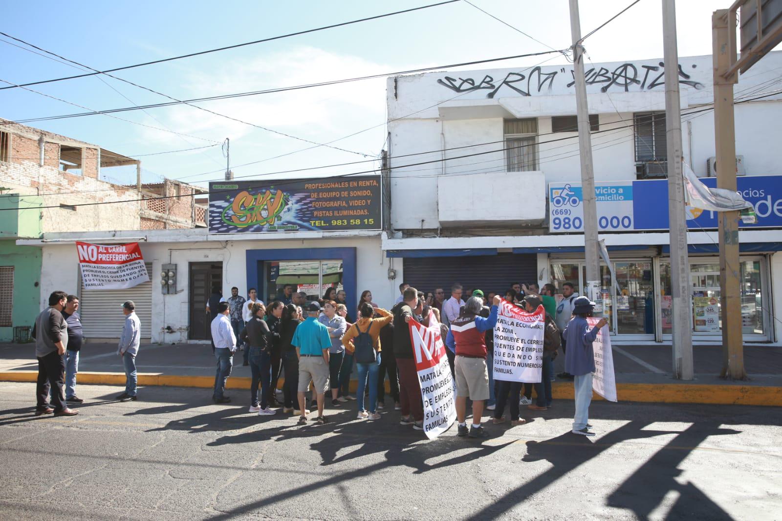 $!Carril preferencial en Mazatlán mata la economía, denuncian comerciantes de la Juan Carrasco