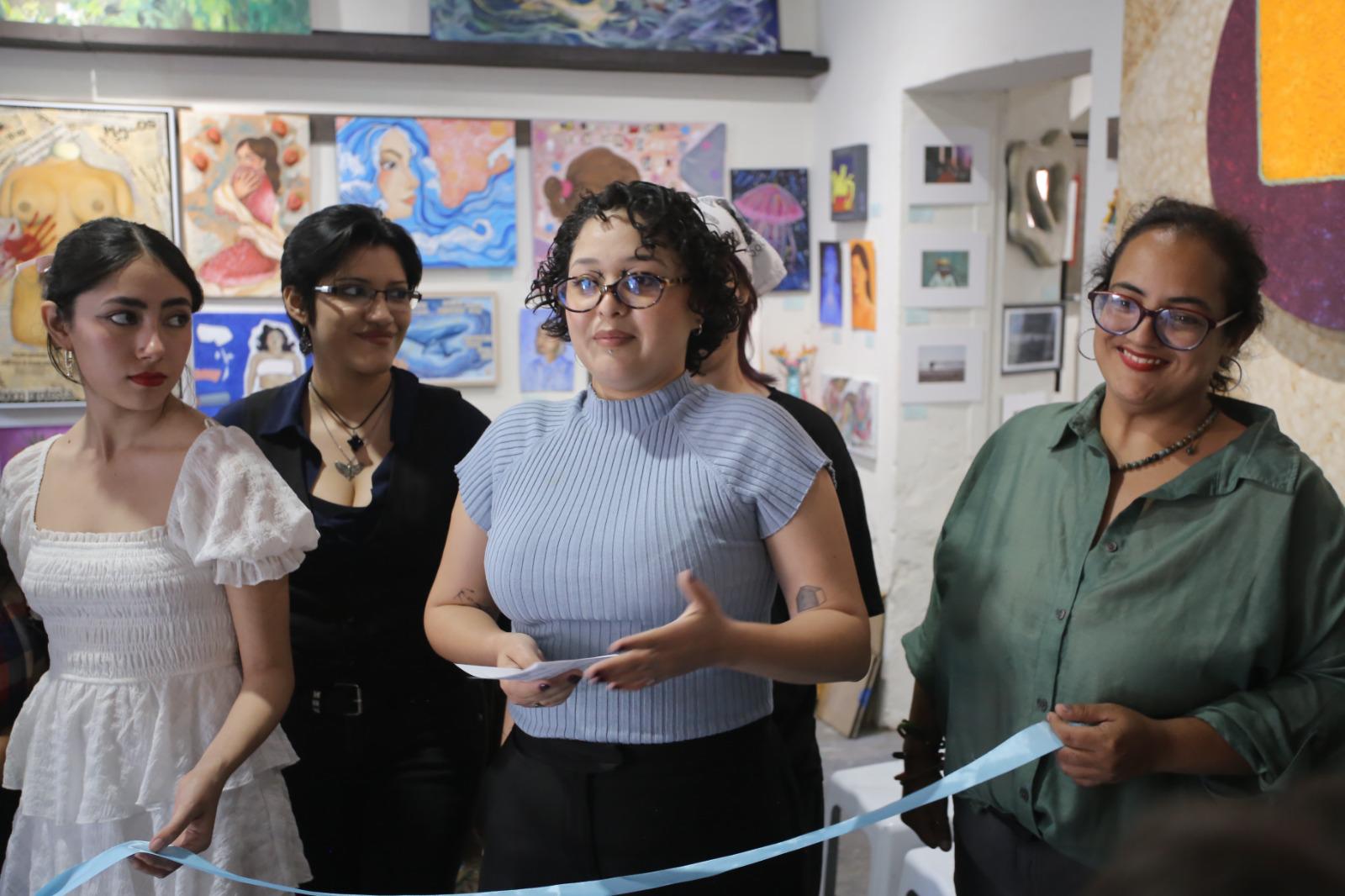 $!Andrea Osterhout da la bienvenida a los asistentes durante la inauguración de “Puras morritas artistas”, destacando la importancia de visibilizar y apoyar a las mujeres creadoras emergentes.