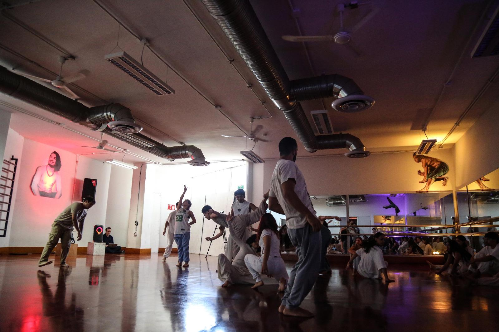 $!Alumnos de danza en el salón de ensayos.