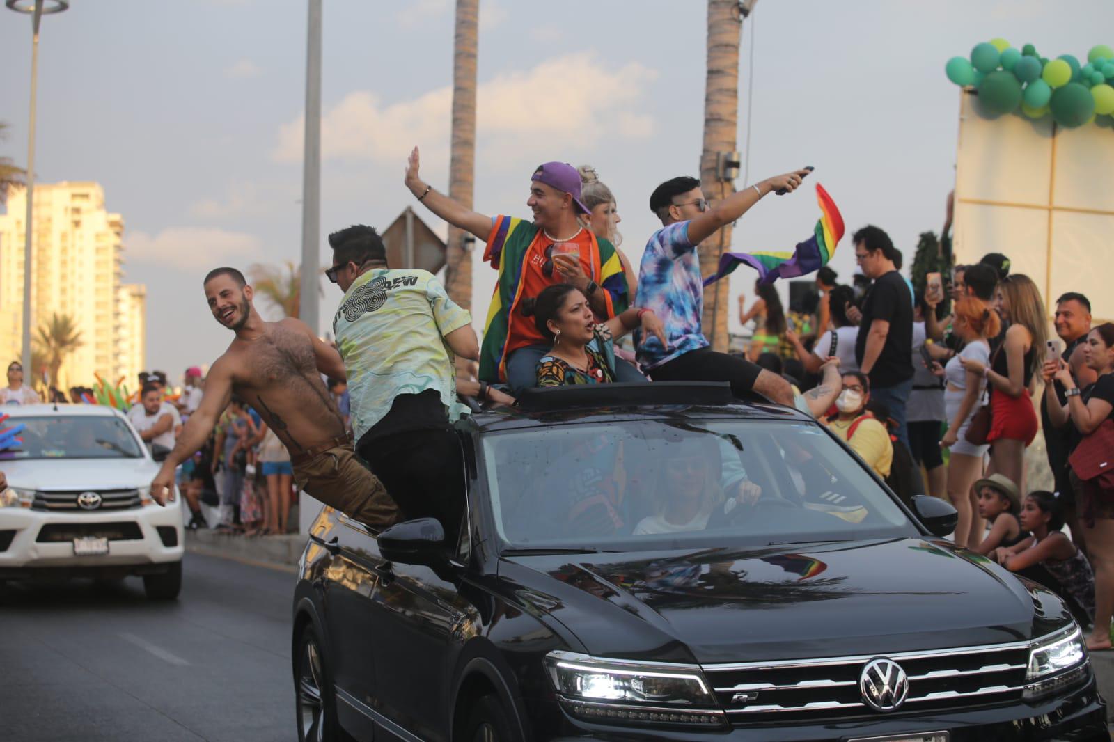 $!En Mazatlán el malecón se vuelve un abanico multicolor con marcha de la diversidad sexual; coronan a Ninel Conde como su Reina