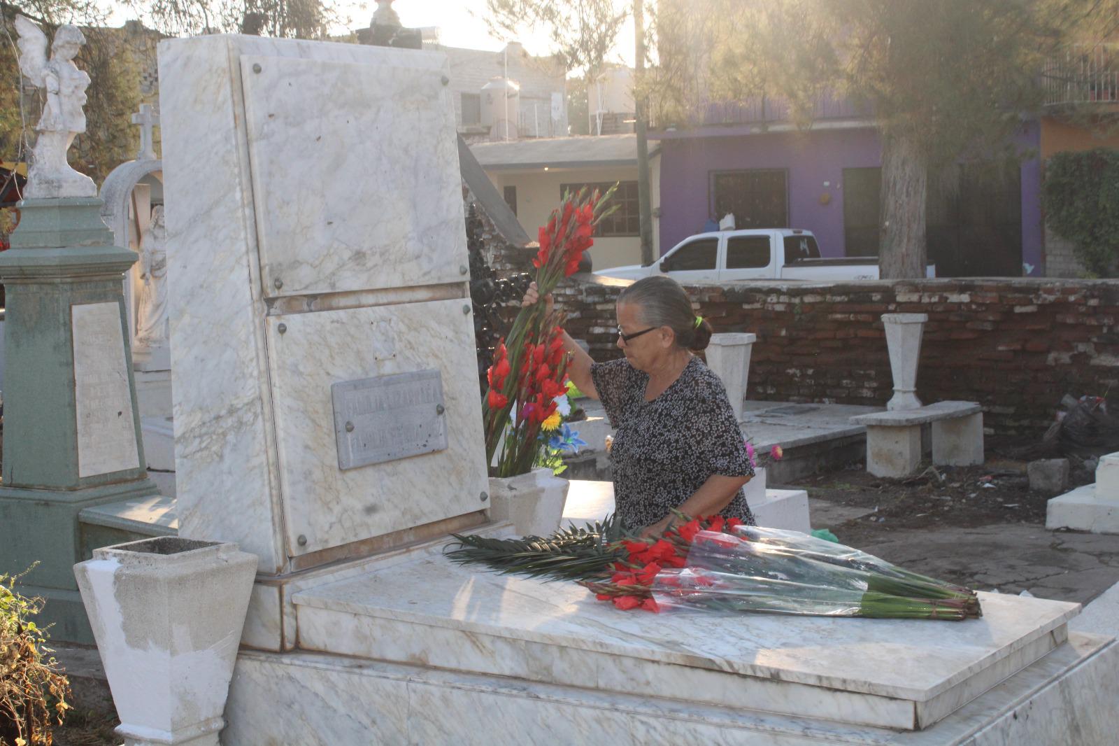 $!Panteón municipal de Rosario tiene concurrido Día de Muertos