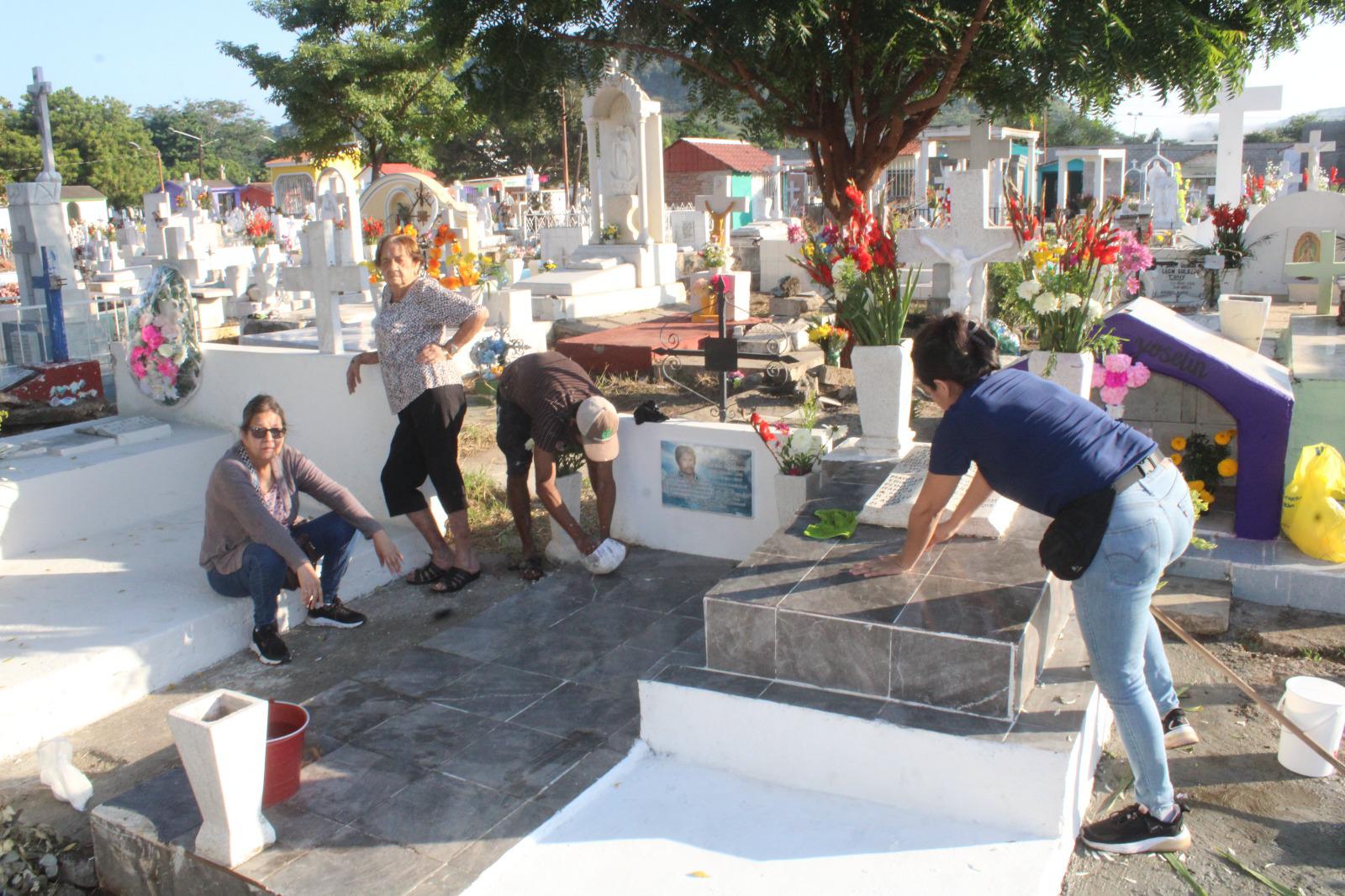 $!Panteón municipal de Rosario tiene concurrido Día de Muertos