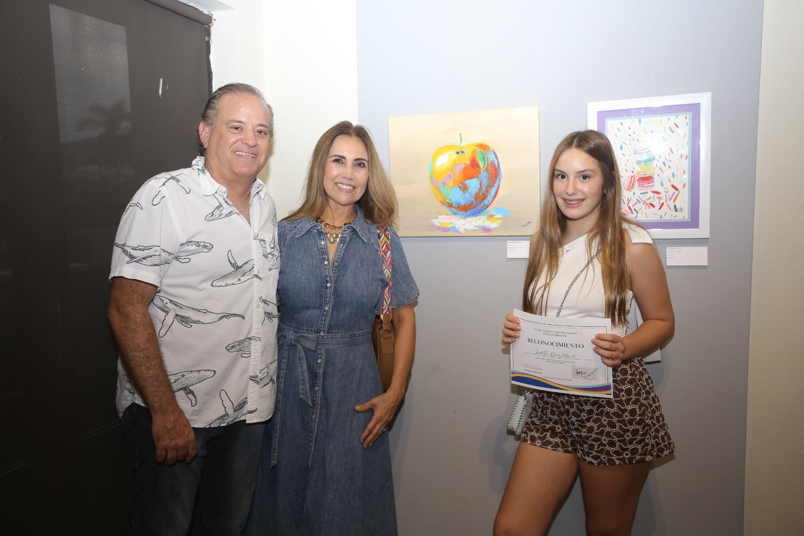 $!Luis Arturo Díaz y Grimy Velarde de Díaz junto a su hija Isabella.