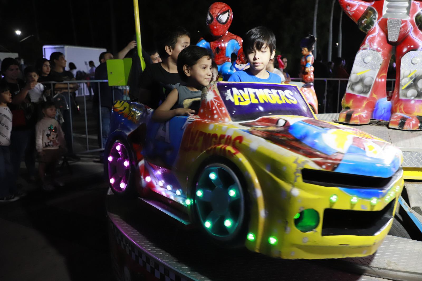 $!Entre verbena y show musical, Rocha enciende el árbol navideño del Palacio de Gobierno