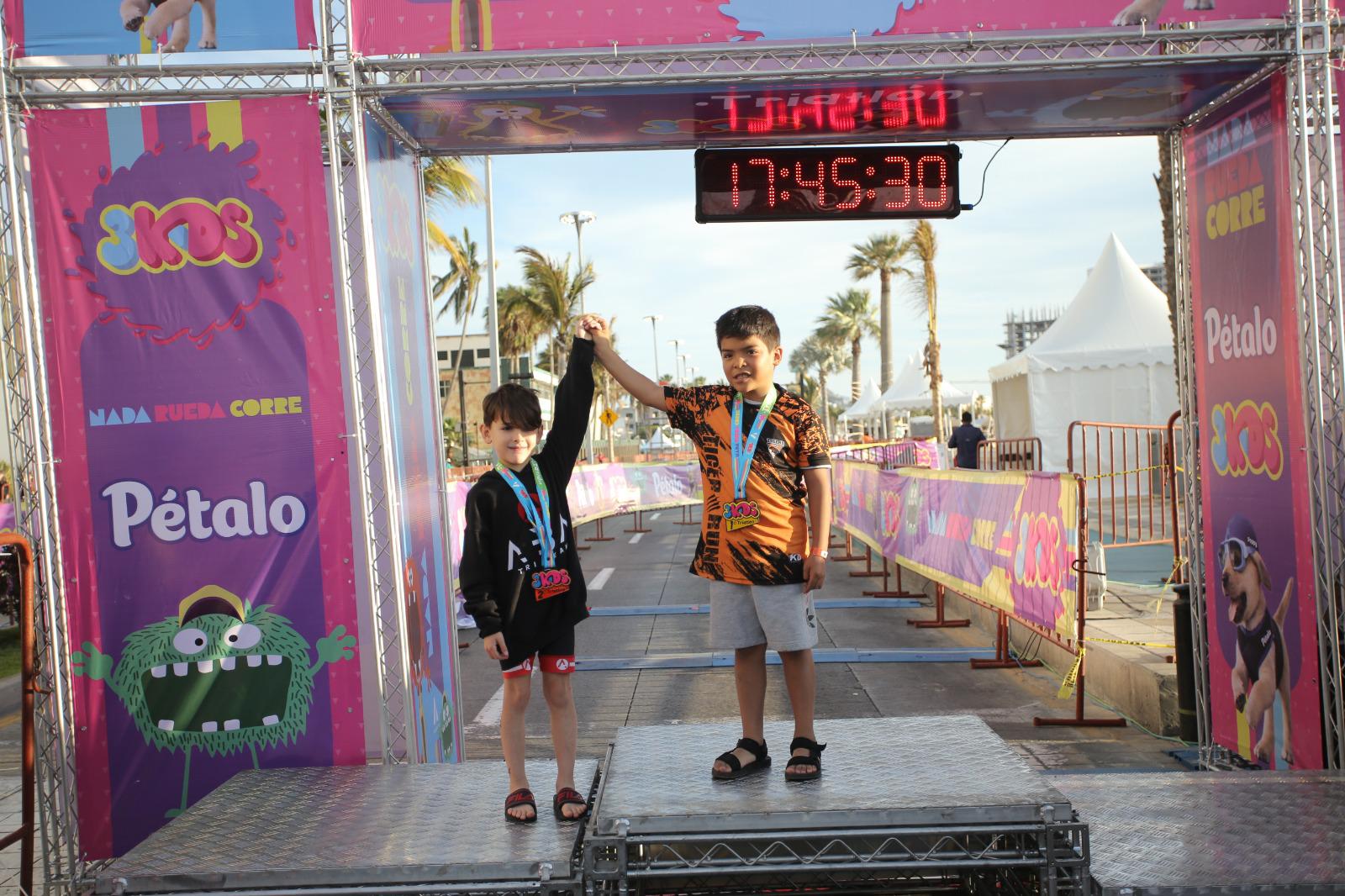 $!Alvarado y Osuna se alzan con la victoria del Triatlón AsTri 3kids