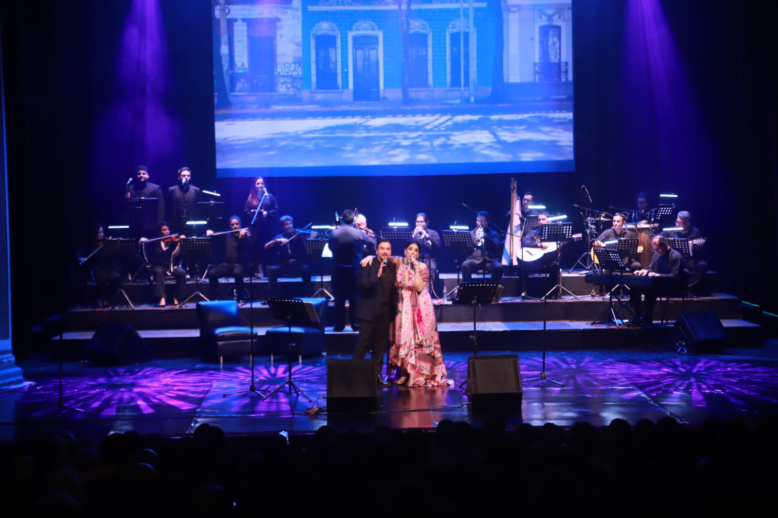 $!Regina Orozco acompañada de Ricardo Rodríguez y el Ensamble Tradicional del Pacífico de la OSSLA.