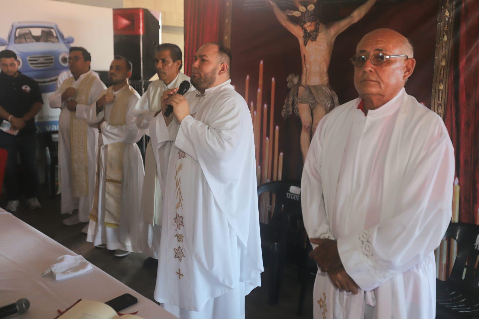 $!El sacerdote Adán Pazos, acompañado de otros sacerdotes, ofició la eucaristía.