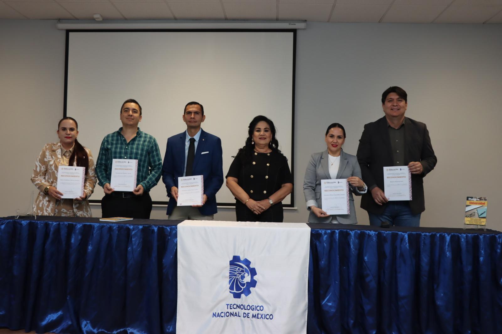 $!Los autores estuvieron acompañados por directivos de la institución.