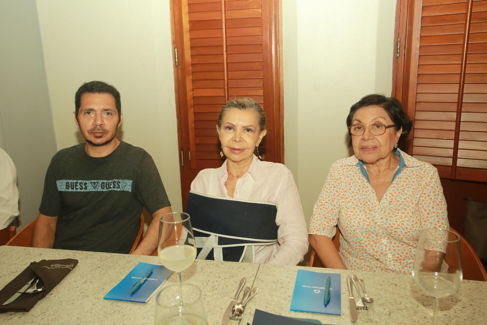 $!María Verónica Linares Herrera entre su hijo, Pablo Rothenhausler Linares y su hermana Bertha Herrera.