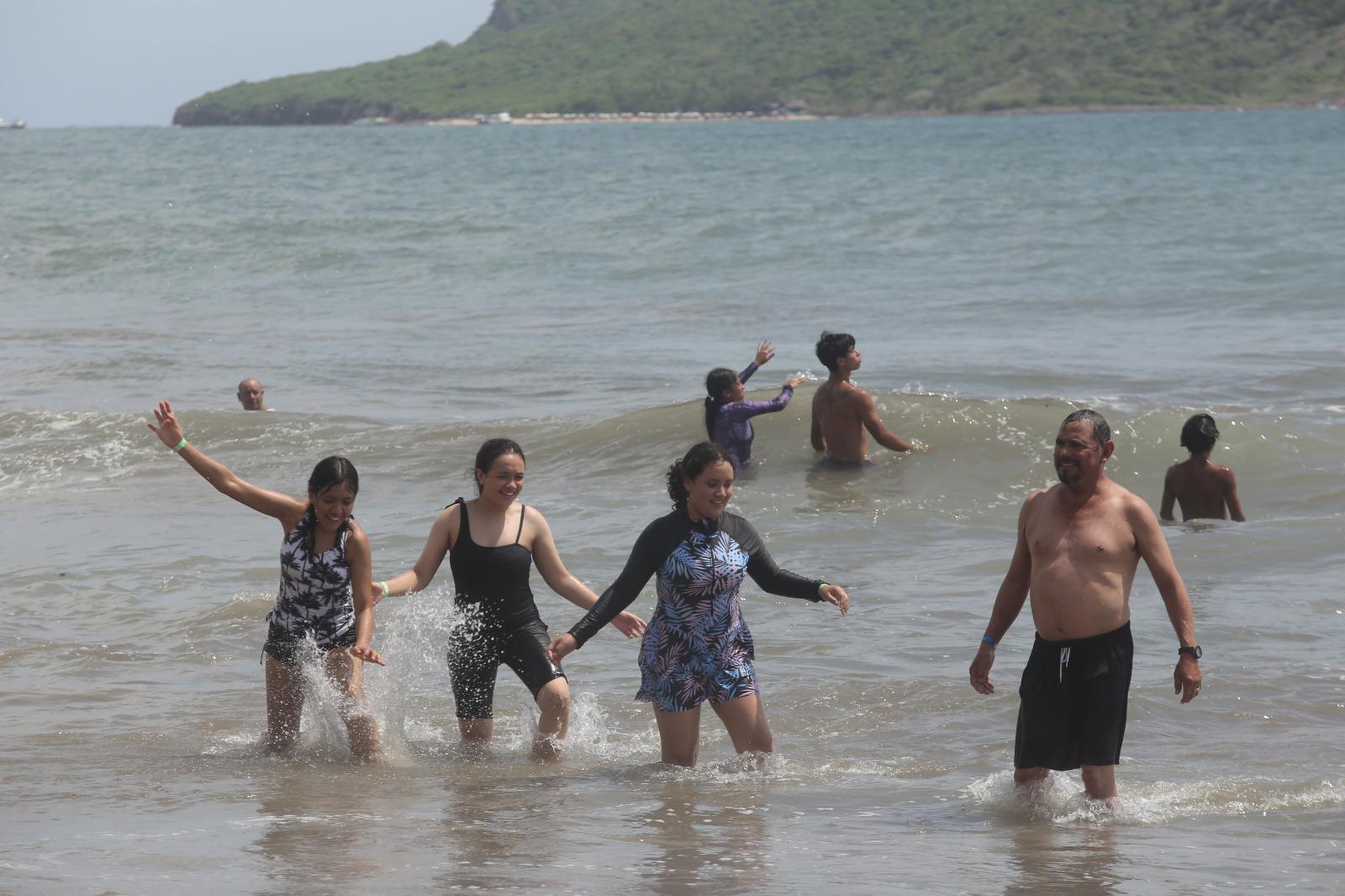$!Reabren playas de Mazatlán pese a que cocodrilo sigue sin ser localizado