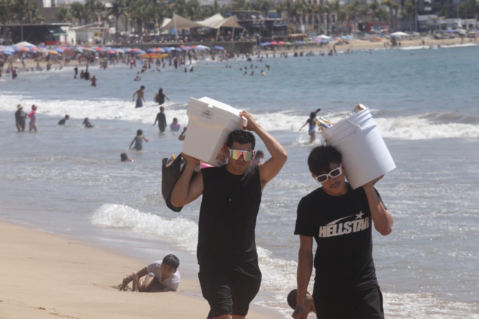 $!Bañistas no abandonan las playas de Mazatlán durante el cierre de la Semana Santa