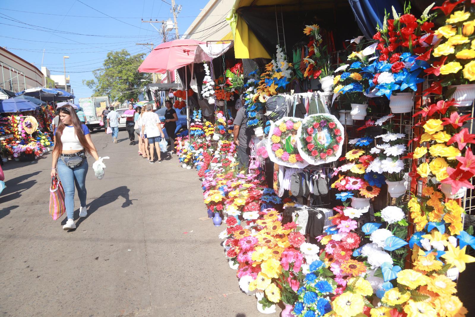 $!Se llena tianguis de la Juárez de máscaras por Halloween y flores por Día de Muertos
