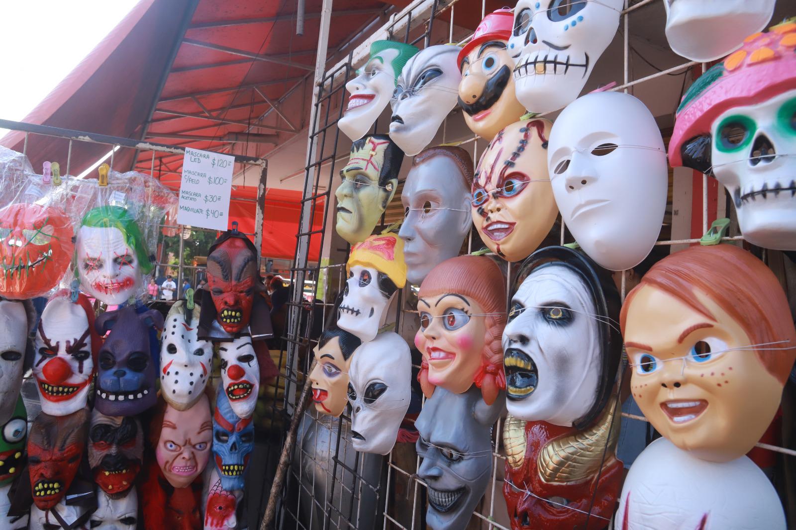 $!Se llena tianguis de la Juárez de máscaras por Halloween y flores por Día de Muertos