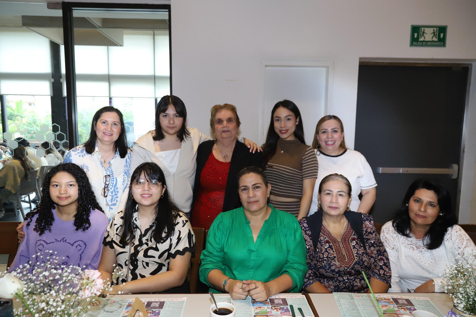$!María del Rosario Mora, Verónica Moreno, María de la Paz Garzón, Alondra Garzón y María del Rosario Garzón. Sentadas, Marian Jiménez, Daniela Jiménez, Gloria Aurelia Garay, Martha Leticia Faray y Catalina Moreno.