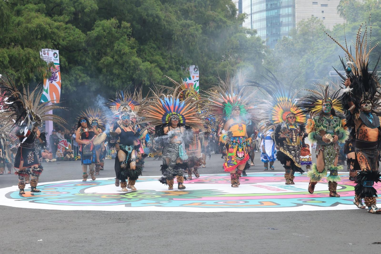 $!Entre danzas y carros alegóricos: turistas y aficionados ven el Desfile Mundialista sobre Paseo de la Reforma