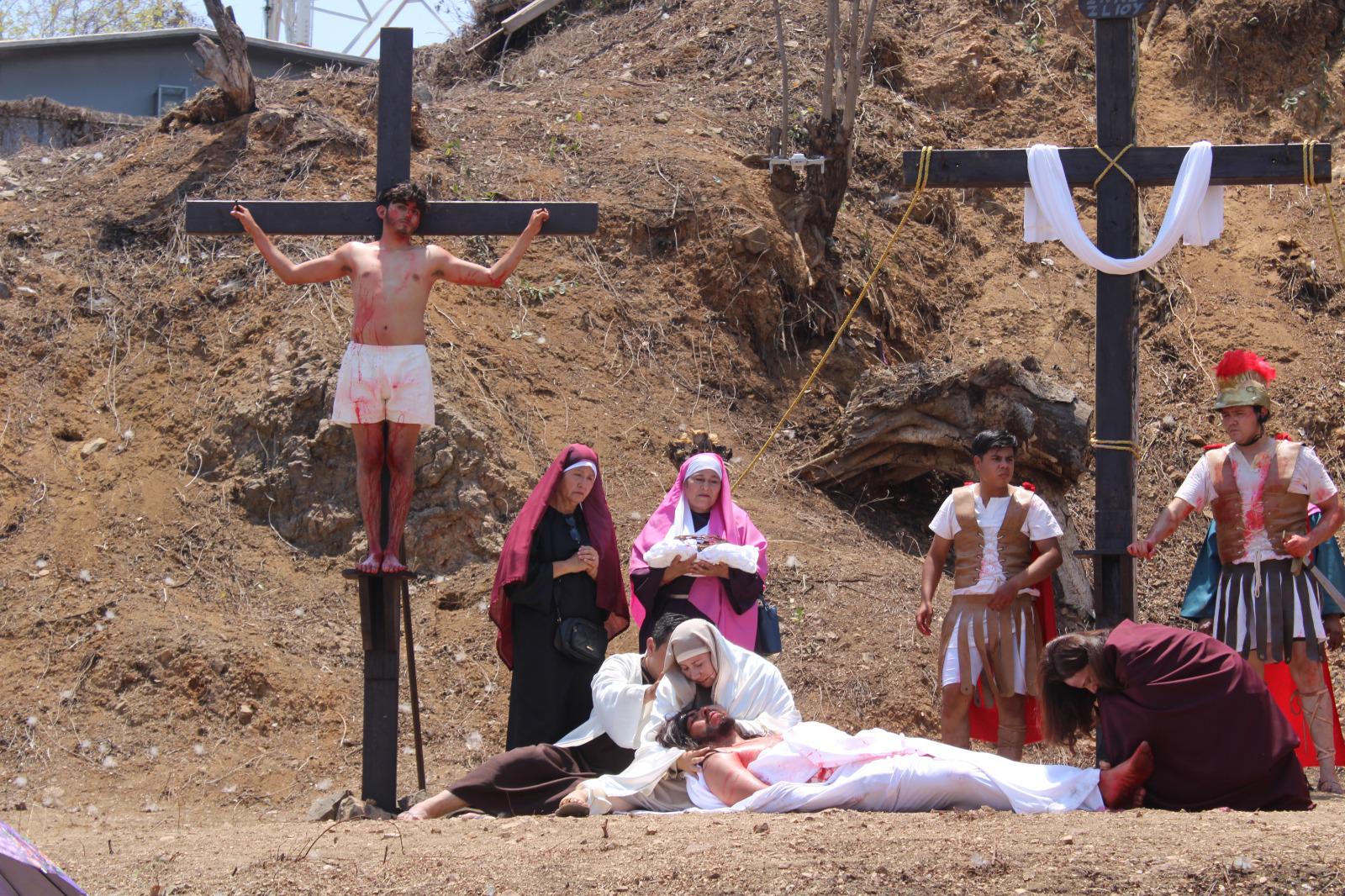$!Reviven la pasión de Cristo en el ya tradicional Viacrucis viviente, en El Rosario