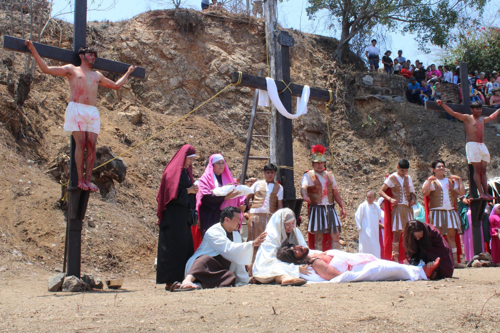 $!Reviven la pasión de Cristo en el ya tradicional Viacrucis viviente, en El Rosario