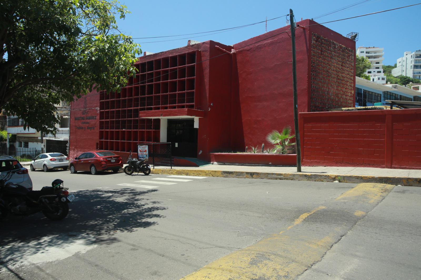$!Afuera de la Primaria Agustina Ramírez el paso peatonal y el tope están muy olvidados.