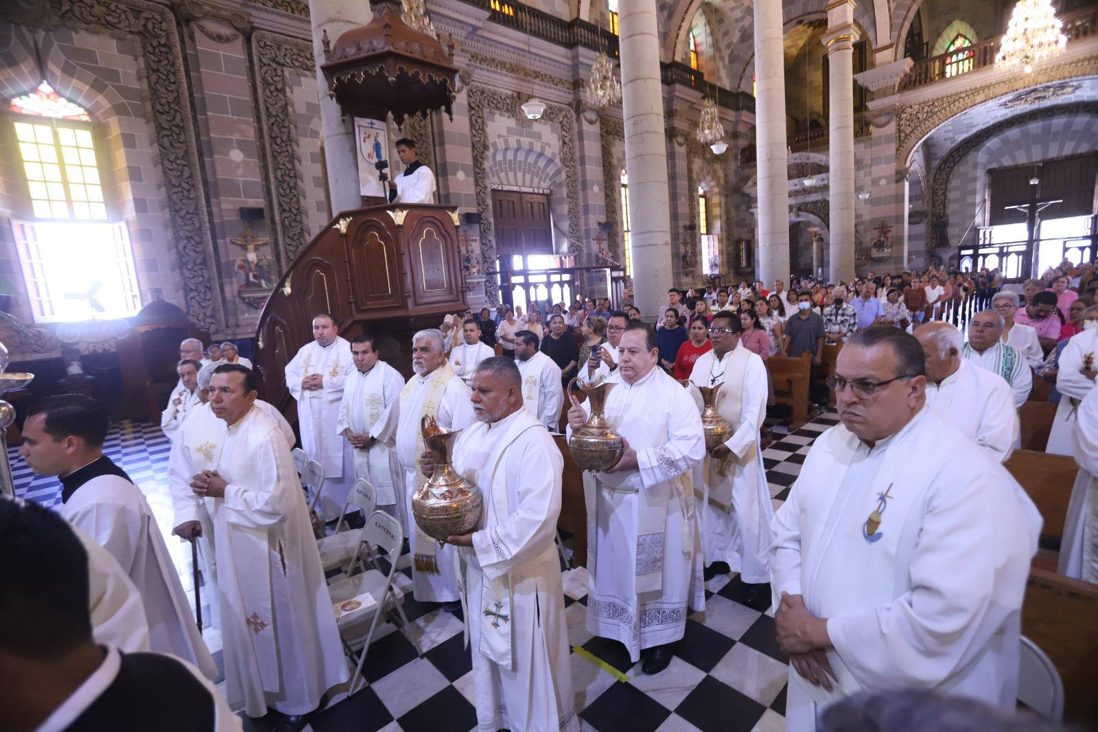 $!Renuevan presbíteros promesas sacerdotales y bendicen los óleos y el Santo Crisma