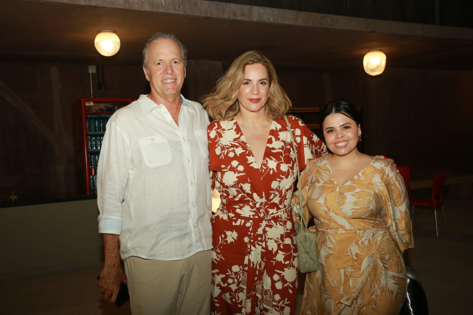 $!Fernando Letamendi, María Esther Juárez de Letamendi y Paulina Heredia.