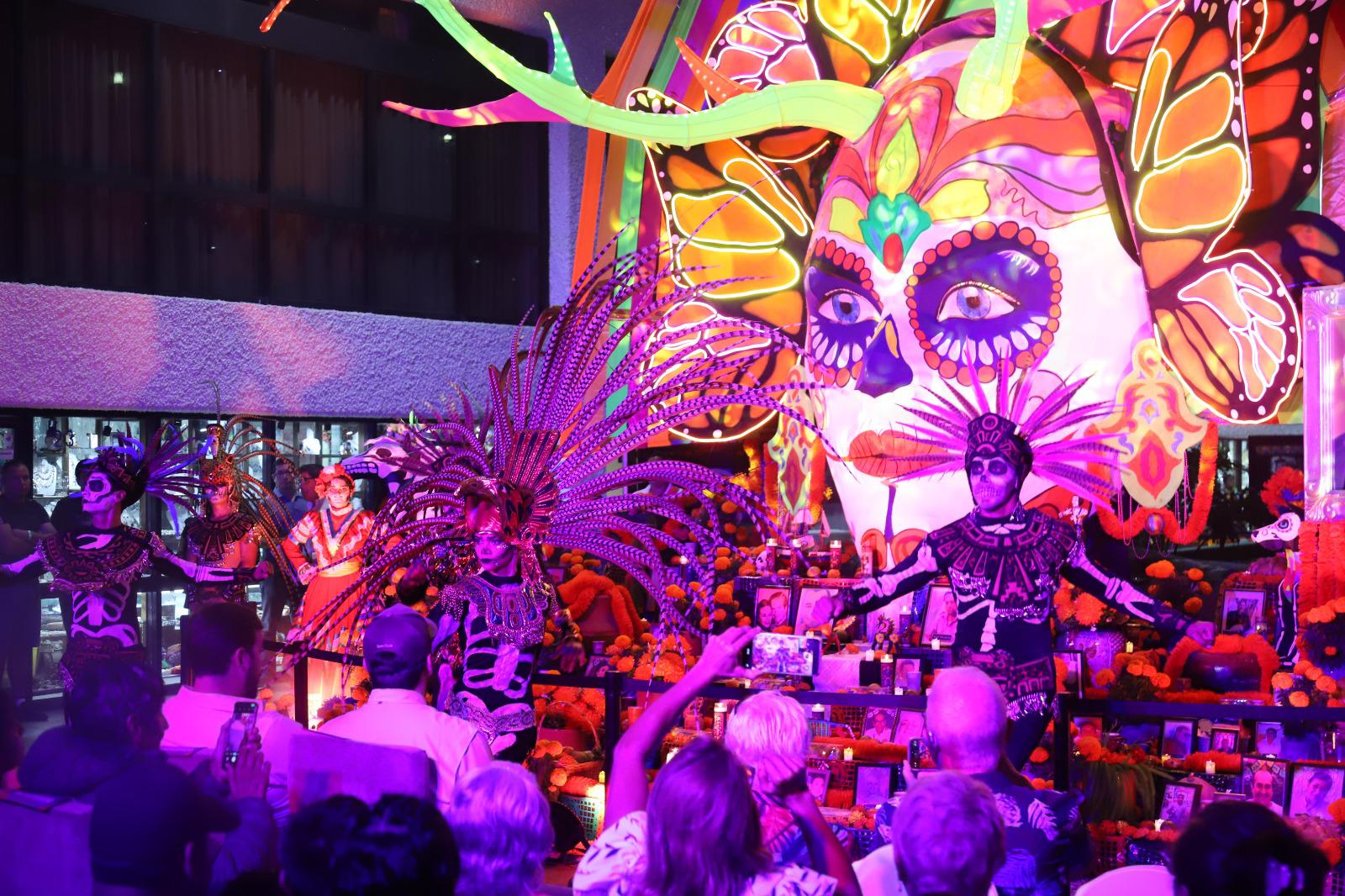$!Esta puesta en escena conecta las raíces culturales del Día de Muertos con el homenaje al fundador del grupo y sus colaboradores fallecidos.