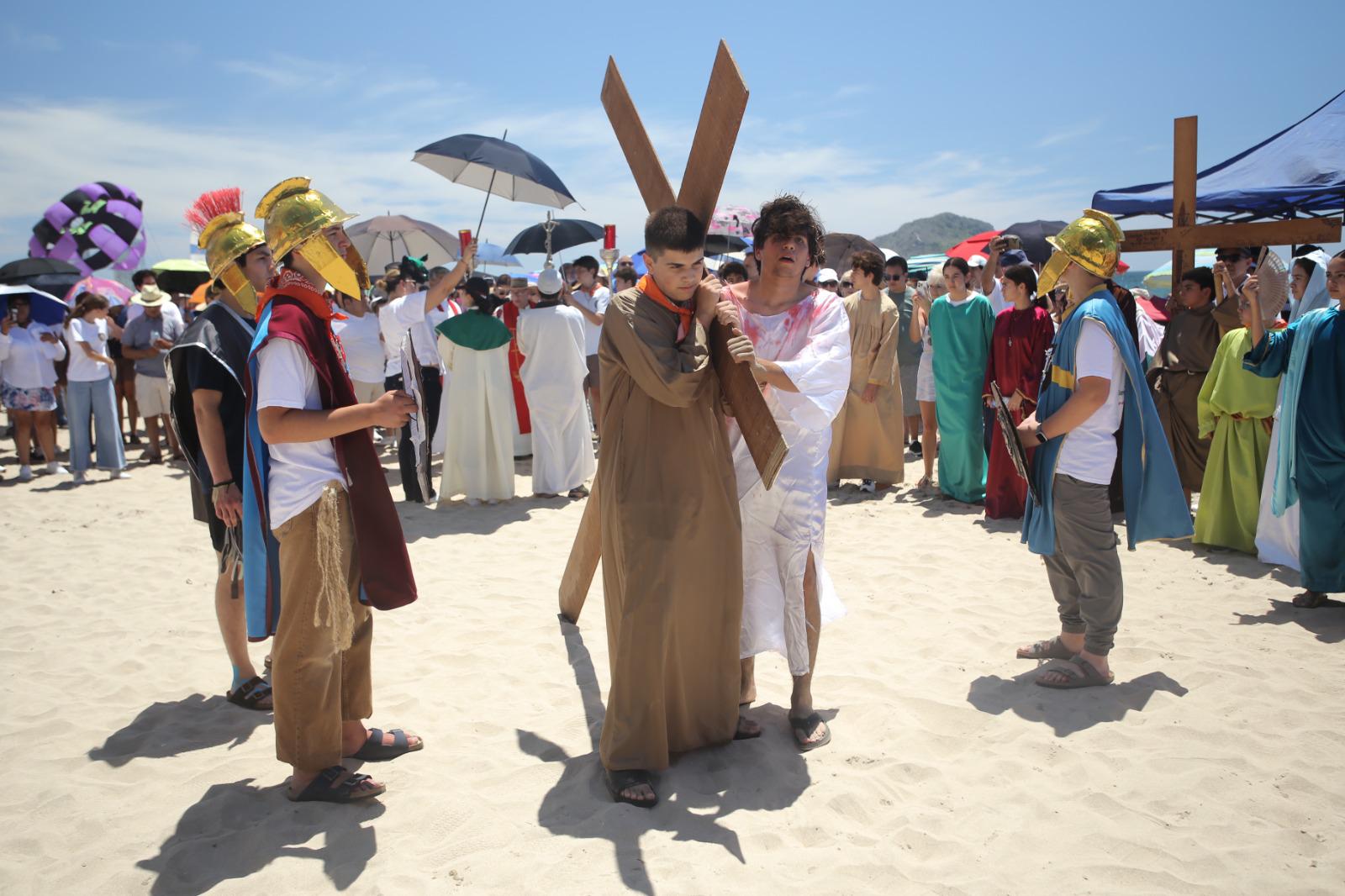 $!Las 14 estaciones del viacrucis fueron representadas a lo largo de la costa mazatleca, evocando el camino hacia la crucifixión.