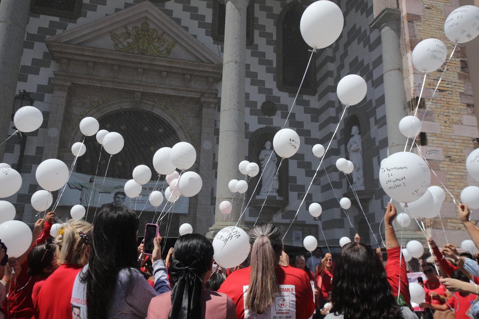 $!Elevan plegaria por sus desaparecidos en Catedral de Mazatlán