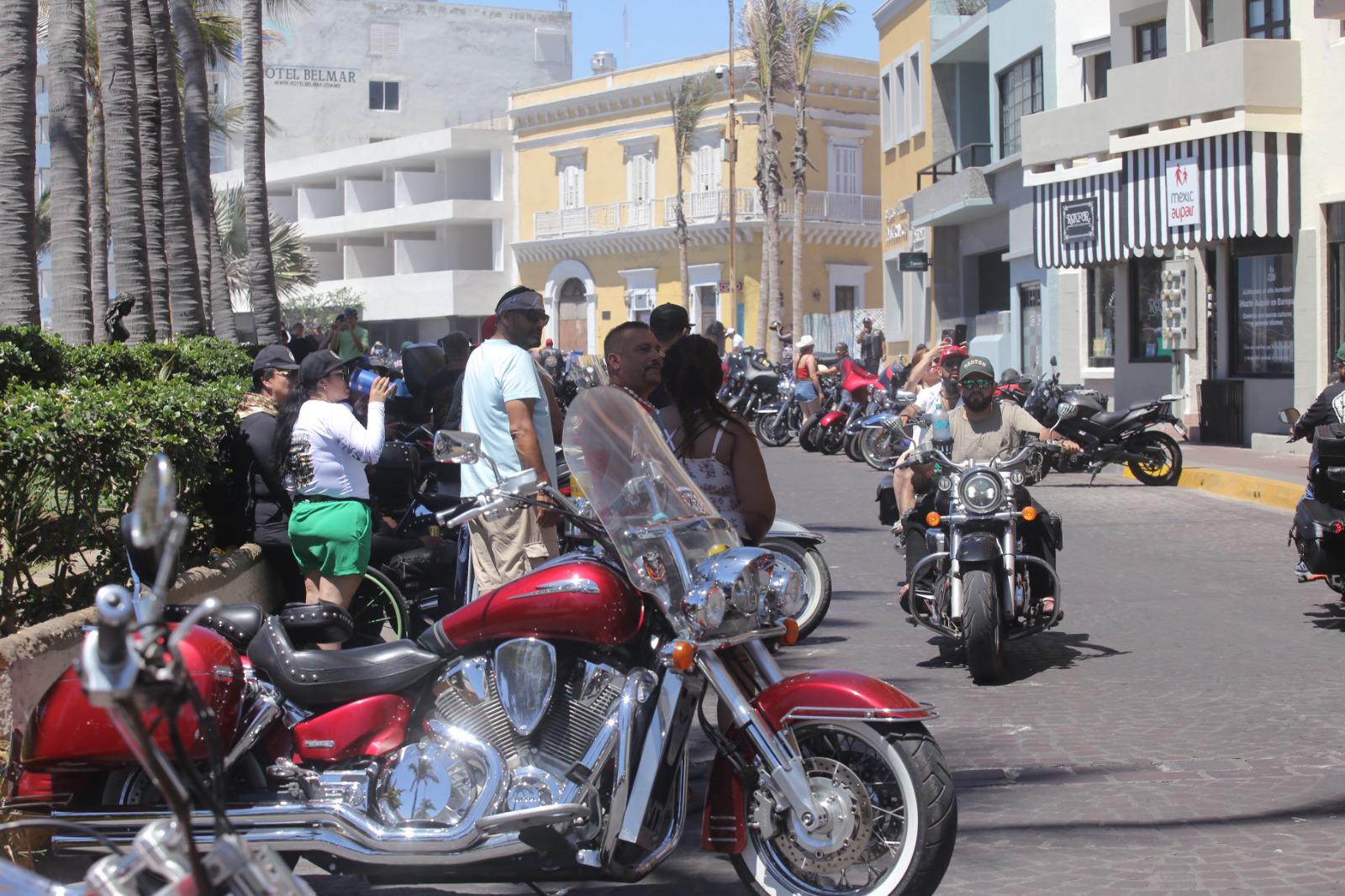 $!Bikers nacionales se apoderan de la zona turística de Mazatlán