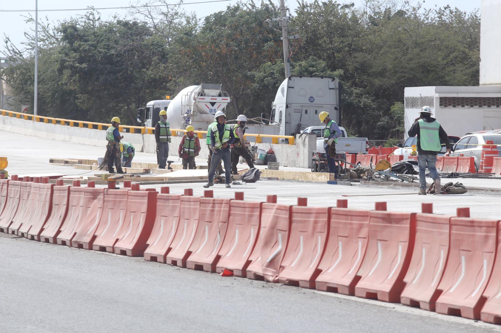 $!Tras invasión de vehículo a la obra, continúa construcción del Paso Superior Vehicular, en Mazatlán