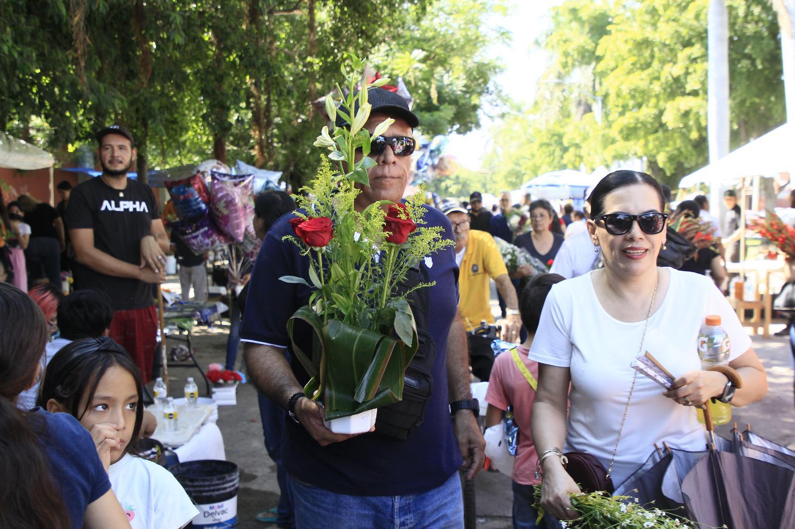 $!Panteones de Culiacán albergan reencuentros familiares en el Día de Muertos