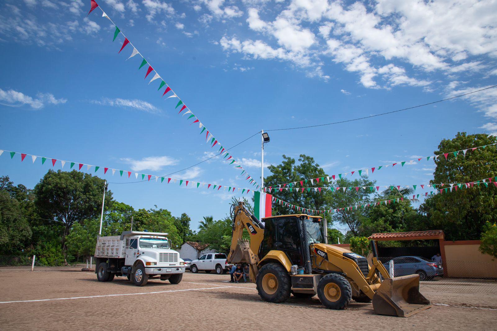 $!Entrega Alcalde de Culiacán canchas de basquetbol rehabilitadas en Tepuche