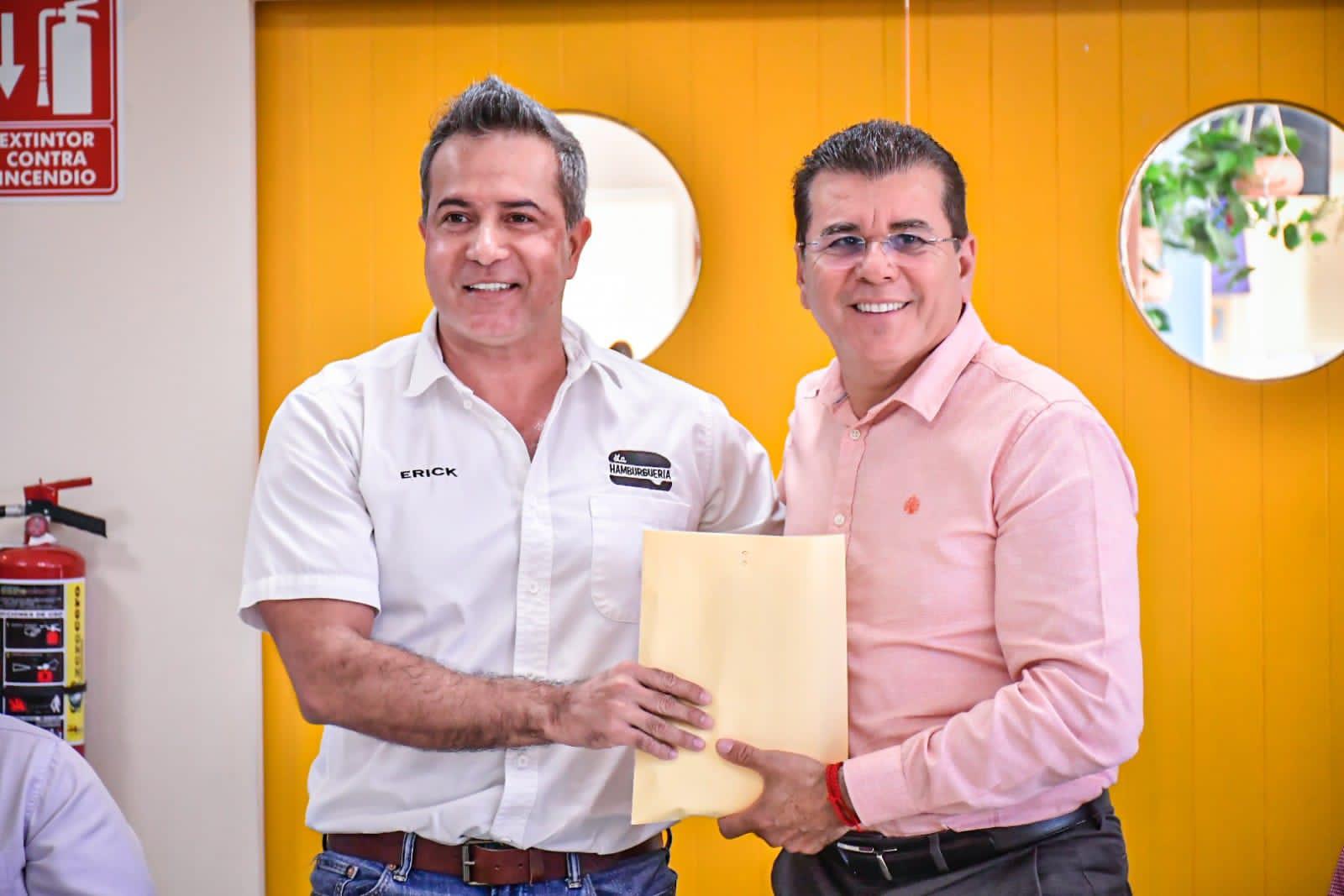 $!Acuerdan restauranteros y Alcalde trabajar juntos por Mazatlán