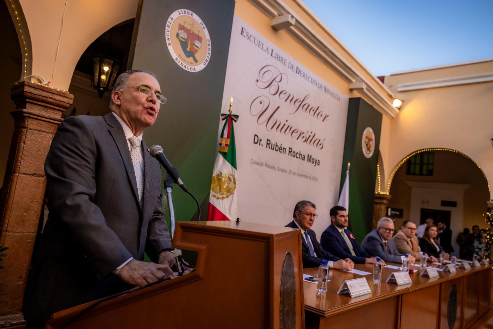 $!Otorgan a Rocha la distinción académica Benefactor Universitas de la Escuela Libre de Derecho de Sinaloa