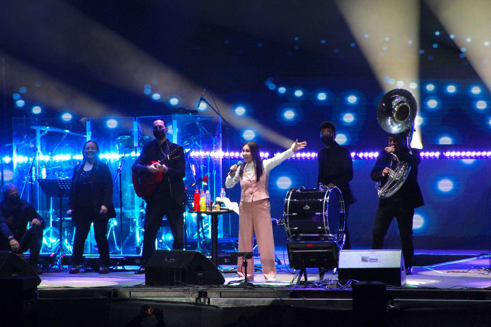 $!La cantante, acompañada de sus músicos.