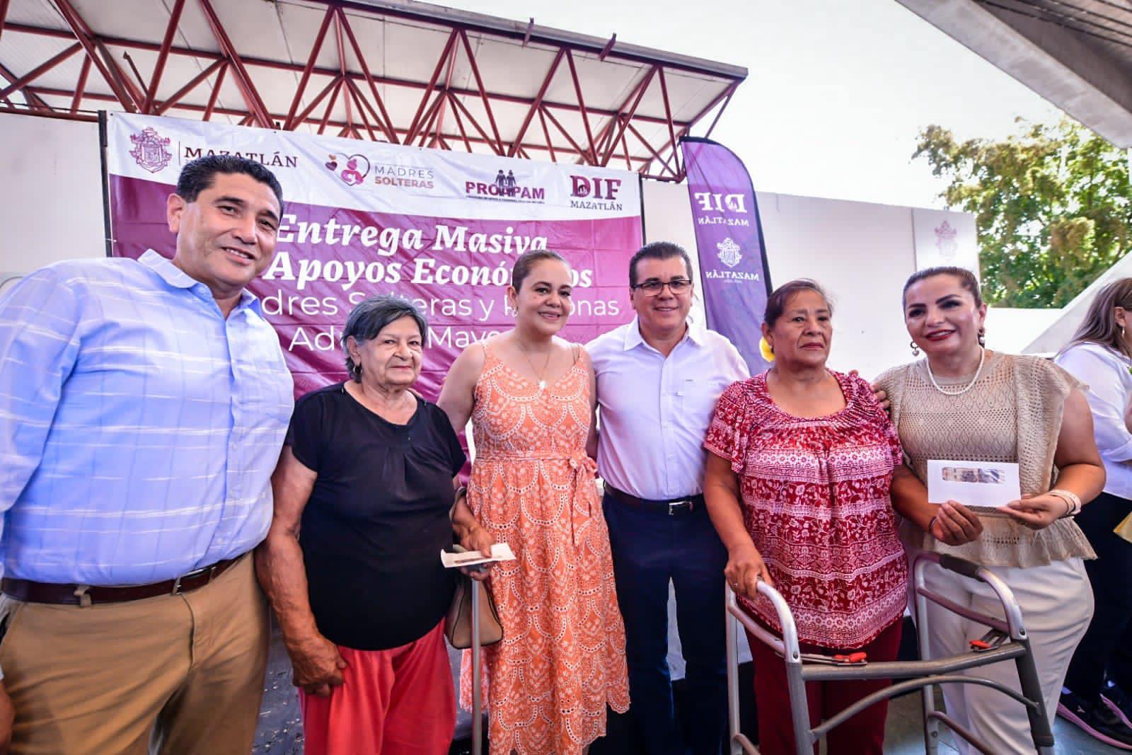 $!Entregan en Mazatlán apoyos a madres solteras y adultos mayores