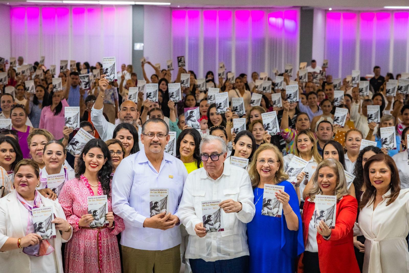 $!Gobernador de Sinaloa entrega Cartilla de Derechos de las Mujeres a agremiadas del SNTE 53