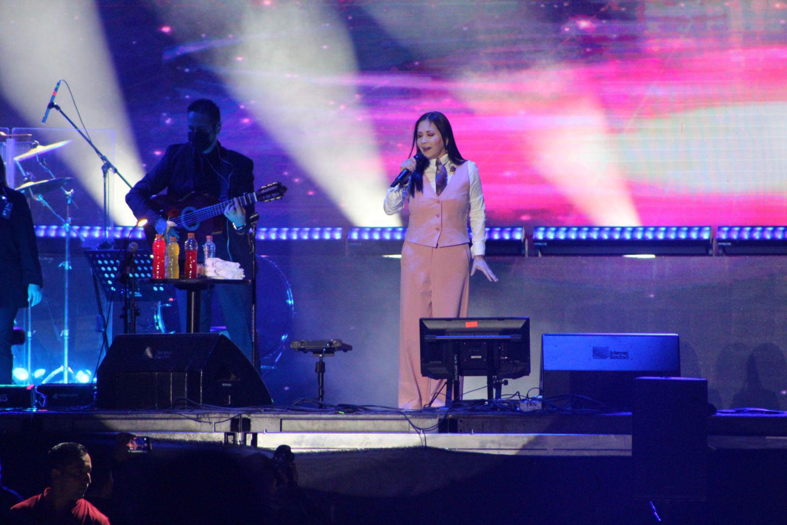 $!La artista sinaloense compartió sus grandes éxitos.