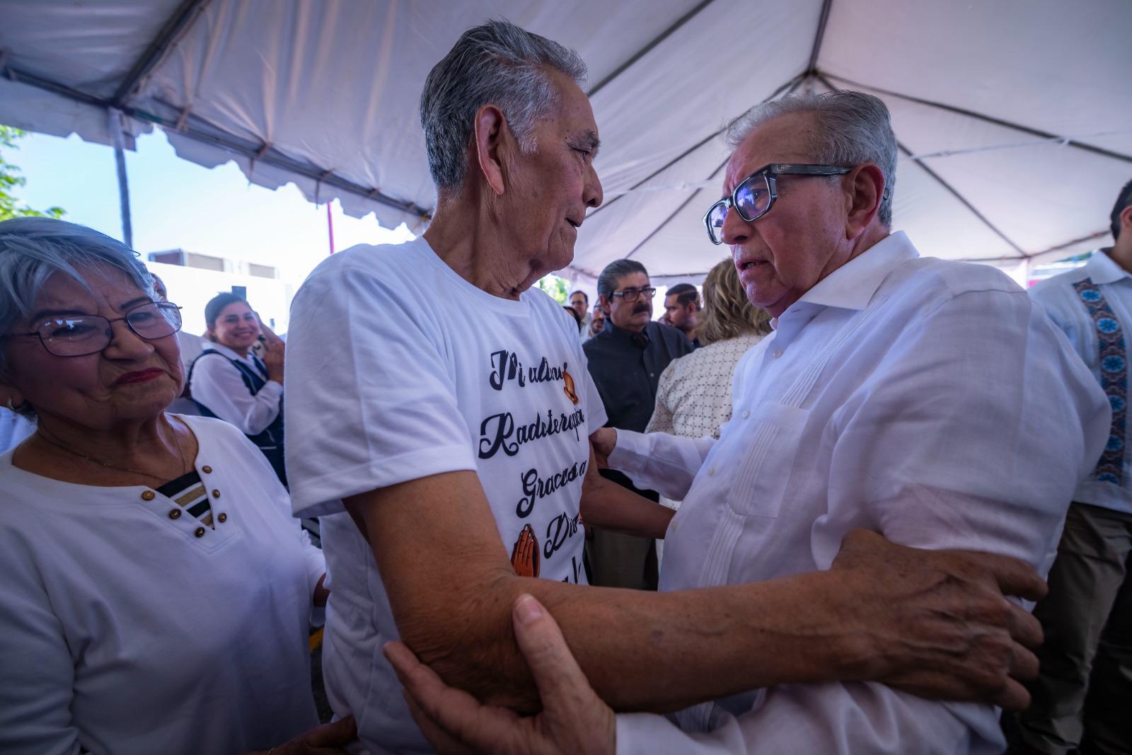 $!Rocha Moya inaugura en Culiacán el Centro Estatal de Radioterapia