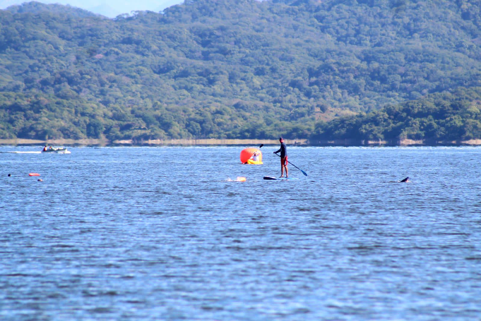 $!Disfrutan nadadores mazatlecos de la presa Picachos