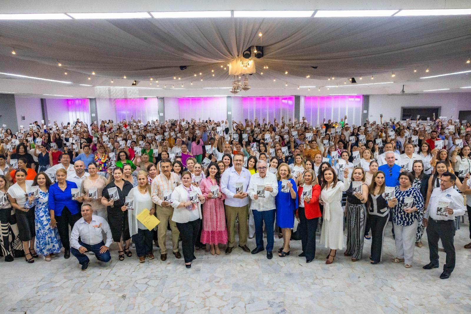$!Gobernador de Sinaloa entrega Cartilla de Derechos de las Mujeres a agremiadas del SNTE 53