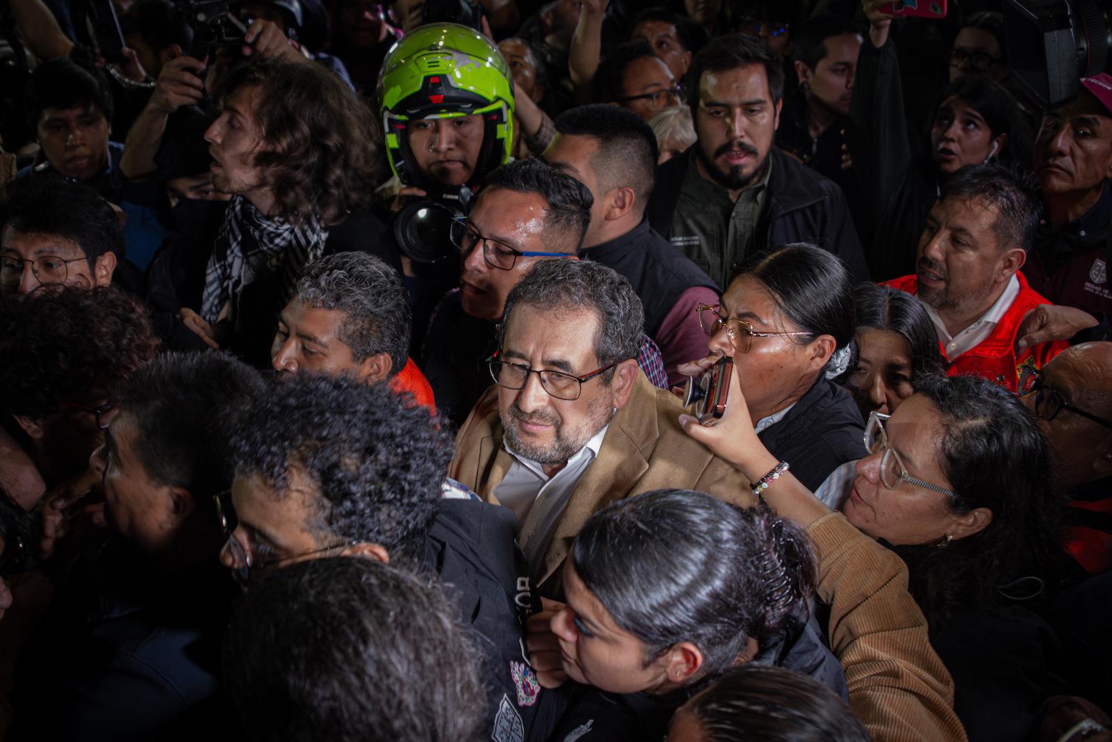 $!El secretario de Gobierno César Cravioto quiso dialogar con los manifestantes, pero al final tuvo que retirarse en medio de una valla humana.