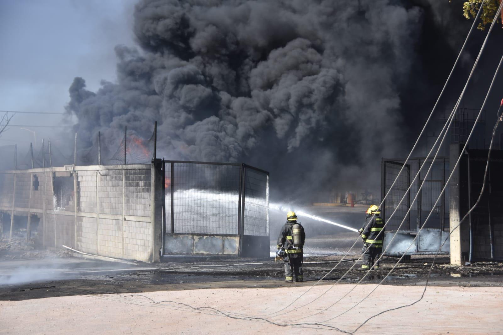 $!Evacuan a 140 personas por incendio al sur de Culiacán